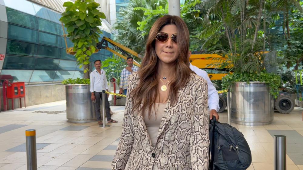 shilpa-shetty-was-spotted-at-t1-airport-arrival-looking-chic-and-graceful-as-always